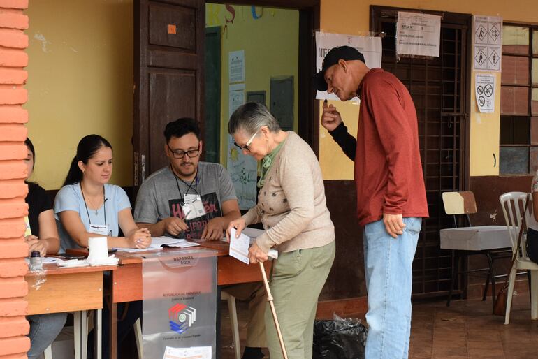 Una electora del centro de la ciudad de Abaí depositando su voto.