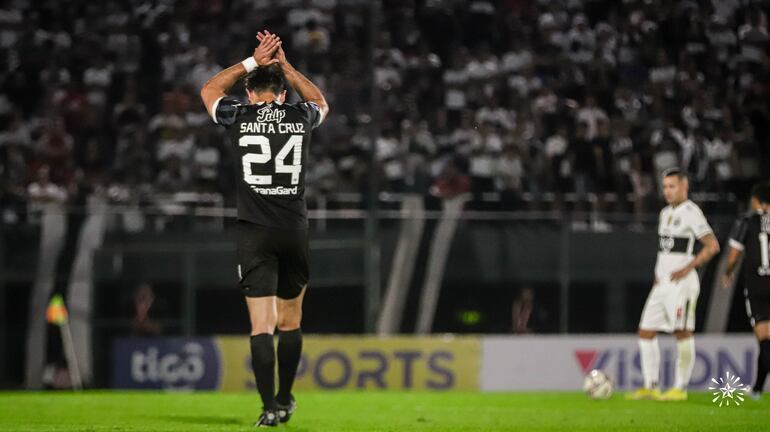 Roque Santa Cruz, con la camiseta de Libertad, en el estadio Defensores del Chaco.