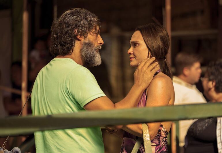 Joaquín Furriel y Lali González en una escena de la película "Descansar en paz", filmada en la localidad fronteriza de Nanawa.