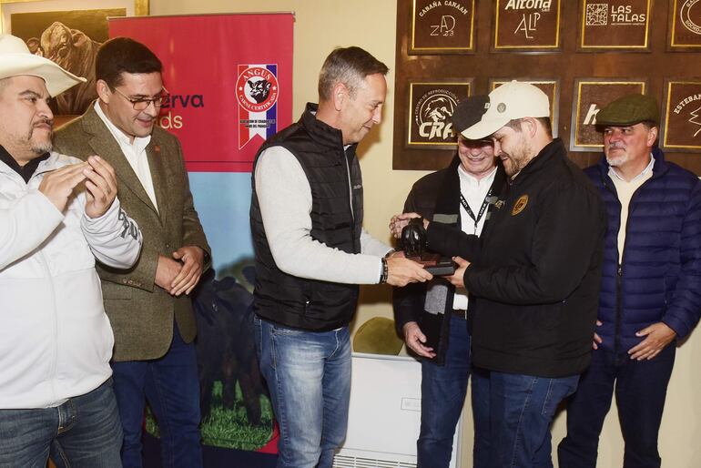 Entrega de los premios a los campeones de la raza Angus.