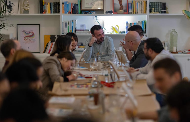 
Un grupo de personas participa en un encuentro para solteros organizado por el "Club de citas lentas" en Madrid.