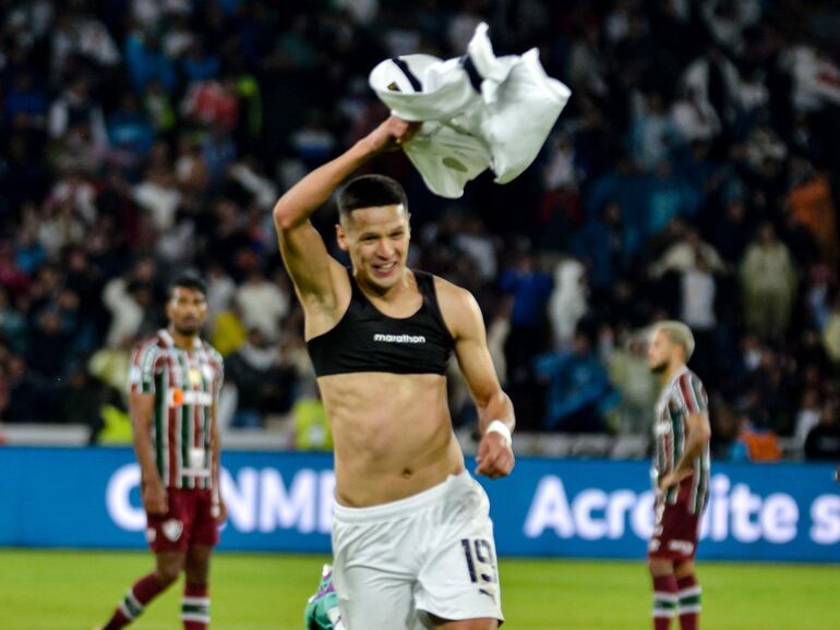 El paraguayo Alex Arce, jugador de la Liga de Quito, celebra un gol en el partido ante Fluminense por la ida de la final de la Recopa Sudamericana en el estadio Rodrigo Paz Delgado, en Quito, Ecuador.