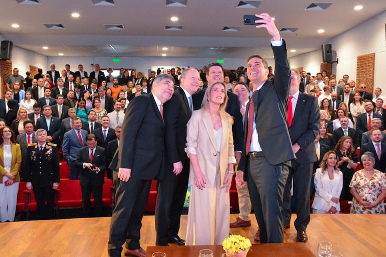 El presidente Santiago Peña toma una selfie con todos los participantes en el Foro Nacional de Mipymes, la séptima edición de este encuentro anual.