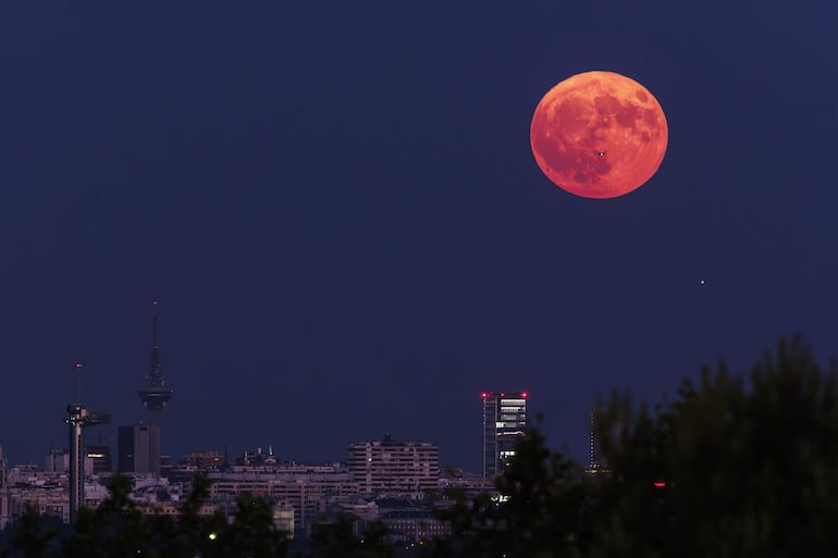 Vista de la superluna del Esturión, o Luna llena de agosto, vista desde la zona de Pozuelo de Alarcón sobre los edificios de Madrid.