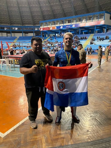 Blas Antonio Rolón Soilán (10/1/1998), campeón sudamericano de kick boxing, en compañía de Pablo Agüero, en Bolivia.