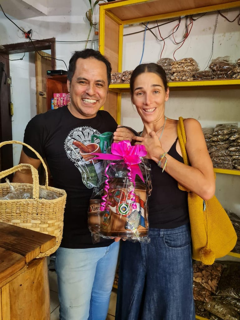 ¡Feliz! Juanita Viale recibió de regalo un termo con la imagen del mapa del Paraguay para seguir tomando tereré en su natal Argentina. (Facebook/Javier Torres)