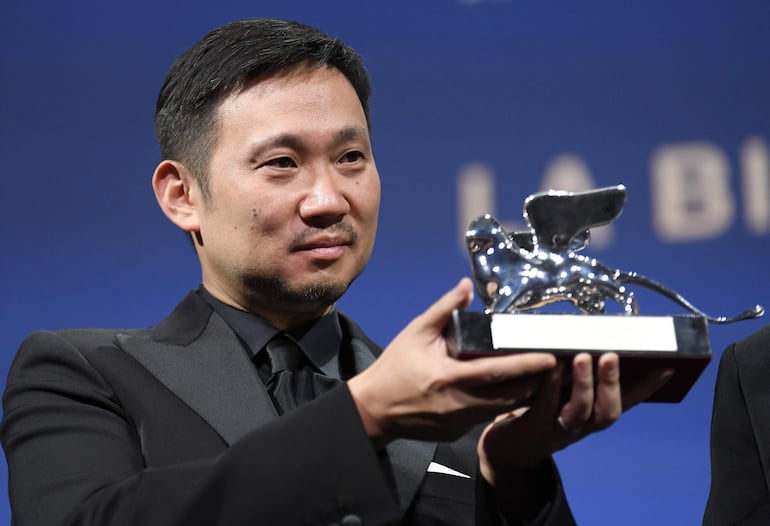 El director japonés Ryusuke Hamaguchi posa con el León de Plata, el gran premio del jurado del festival. 