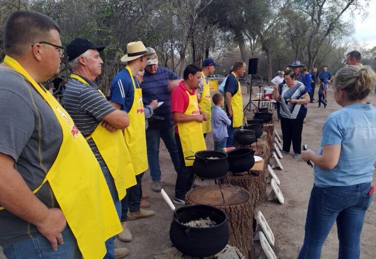 En el Parque de las Tradiciones de la Expo Trébol se realizaron competencias de guiso, asado; además, recorrido a caballo, sulky y exhibición de animales mayores y menores.