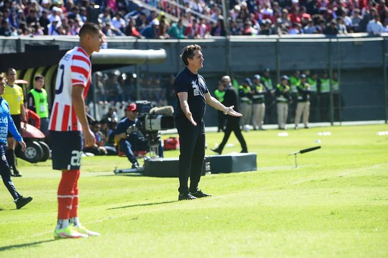 El director técnico de la Selección de Paraguay, Guillermo Barros Schelotto, reacciona durante un partido amistoso contra la Selección de Nicaragua, hoy en el Estadio Defensores del Chaco en Asunción (Paraguay). 
