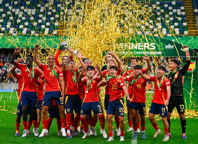 Jugadores de la selección española sub 19 festejan con el trofeo de campeón tras conquistar ayer el Campeonato Europeo de la categoría, superando en la final a la selección de Francia.