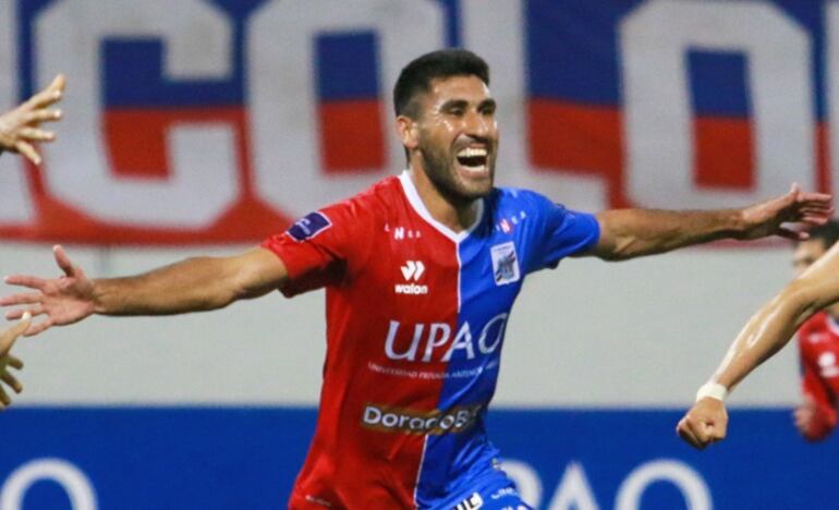 Ángel "Pirayú" Benítez celebra su gol para el Carlos Mannucci de Perú.