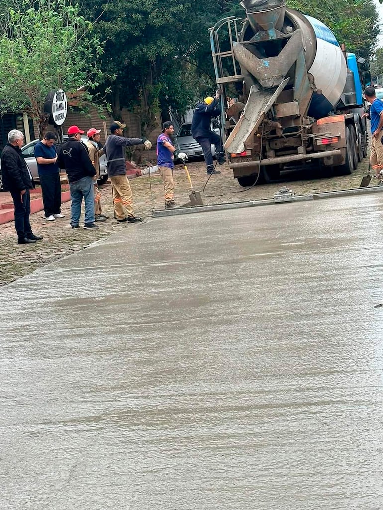 Obras comunales en la calle Juan De Ayolas del barrio Santa Lucía.