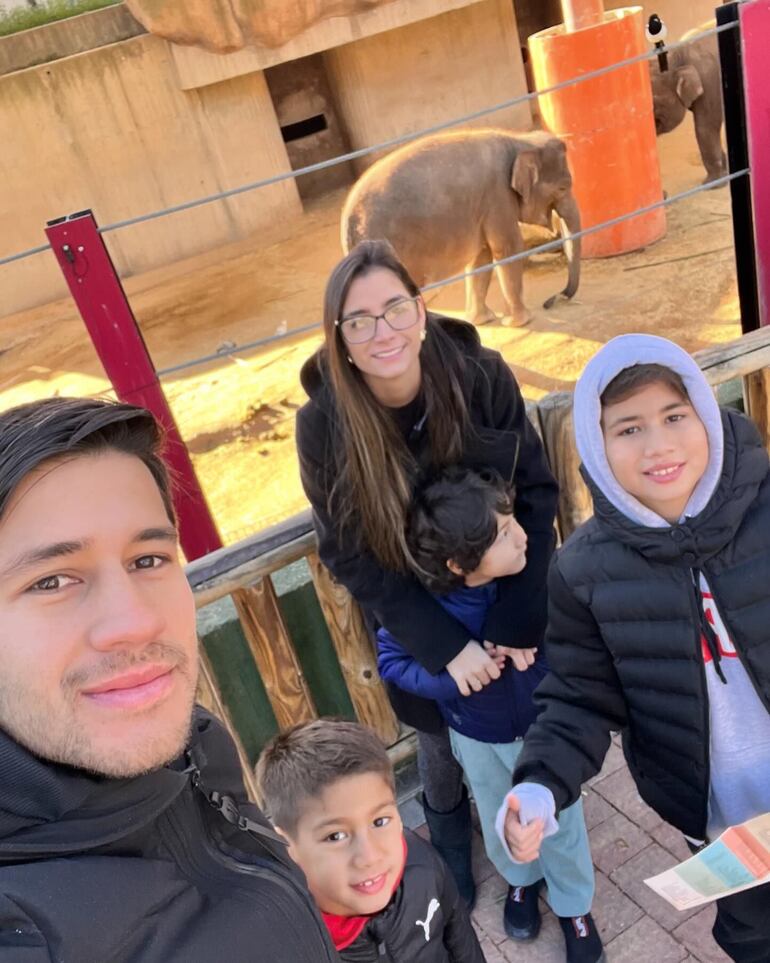 Iván Torres y Stephi Ríos con Elías, Emmanuel y Piero. (Instagram/Iván Torres)