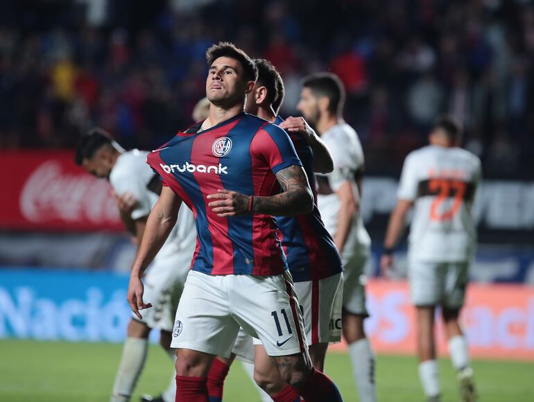 El paraguayo Adam Bareiro, futbolista de San Lorenzo de Almagro, celebra un gol en el partido contra Platense en la Copa de la Liga Profesional de Argentina.