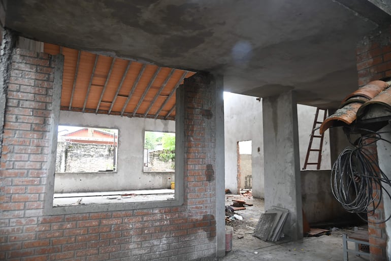 Así se encuentra uno de los interiores de una sala de clases que se adjudicó hace cuatro años a Engineering S.A. en la escuela Delfín Chamorro.