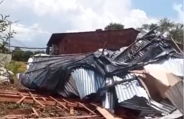 Fuertes ráfagas de viento causan estragos en Itapúa.