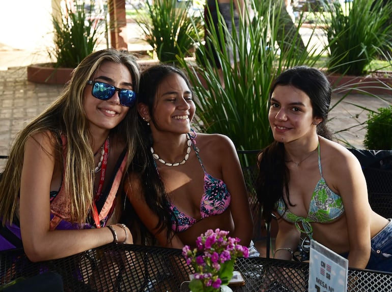 Giuliana Lesme, Julieta Bobbio y Fernanda Caballero.