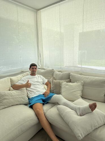 El belga Thibaut Courtois, portero del Real Madrid, aseguró este jueves, tras sufrir durante el entrenamiento una rotura del ligamento cruzado anterior de la rodilla izquierda, que "nunca esperas pasar por algo como esto" y que "ahora toca aceptarlo y hacer todo para superarlo". "Nunca esperas pasar por algo como esto pero ahora toca aceptarlo y hacer todo para superarlo y volver aún más fuerte. Gracias a todos por la energía, el cariño y lo ánimos, os aseguro que me motivan para recuperarme cuanto antes", compartió en sus redes sociales junto a una imagen con la pierna izquierda ya escayolada. EFE/Twitter  SOLO USO EDITORIAL/SOLO DISPONIBLE PARA ILUSTRAR LA NOTICIA QUE ACOMPAÑA (CRÉDITO OBLIGATORIO)