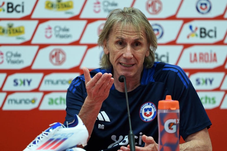 Ricardo Gareca habla en conferencia de prensa en Santiago de Chile