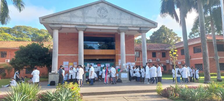 Los estudiantes frente al Rectorado de la UNA, que fue tomado.