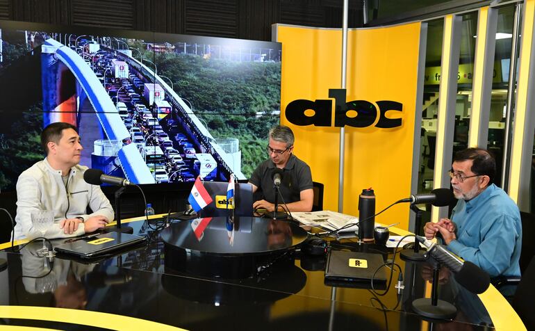 El senador Eduardo Nakayama y los conductores Edgardo Romero y Marcos Cáceres. 