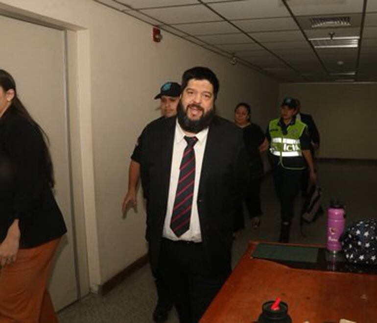 Abg. José Costa Perdomo ingresa esposado al retén del Palacio de Justicia de Asunción, tras presentarse en la Oficina de Guardia.