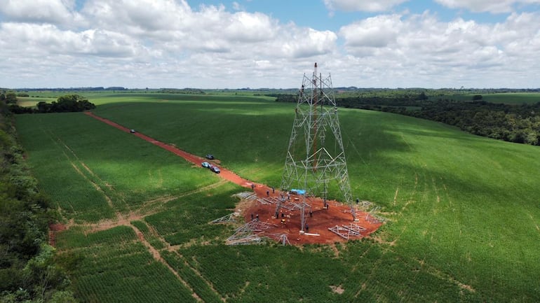 Montaje de la primera torre de la LT 500 kV Yguazú - Itaipú.