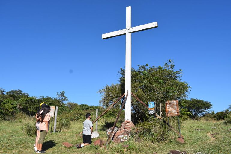 Los cristianos que tienen la promesa de llegar a la cruz, lo hace un con fervor rezan por los milagros o favores recibidos. 