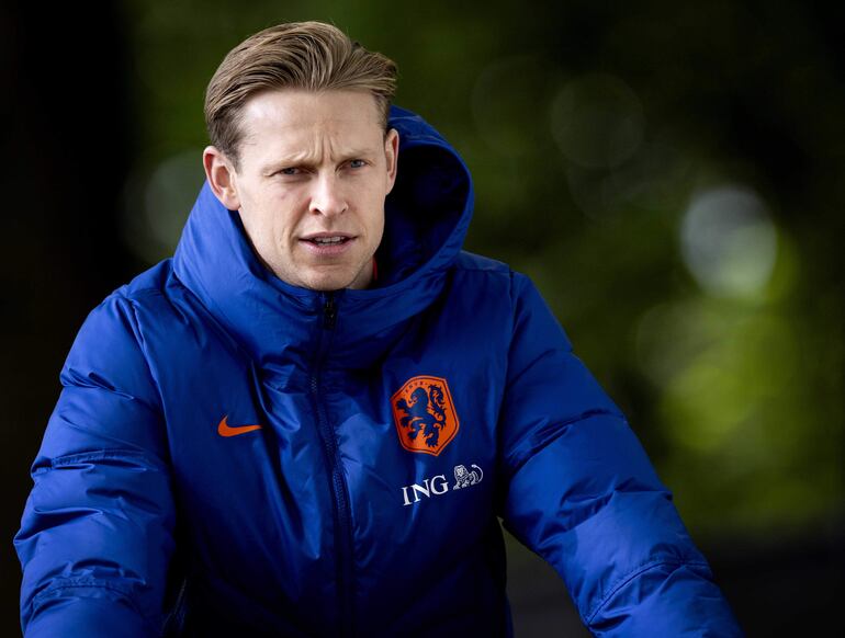 Zeist (Netherlands), 09/06/2024.- Netherlands' national soccer team player Frenkie de Jong arrives to a training session of the Dutch team at KNVB Campus in Zeist, the Netherlands, 09 June 2024. The team faces Iceland in an international soccer friendly on 10 June. (Futbol, Amistoso, Islandia, Países Bajos; Holanda) EFE/EPA/KOEN VAN WEEL
