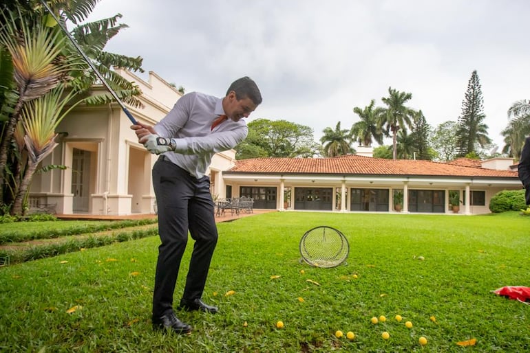 Santiago Peña juega al golf en Mburuvicha Roga.