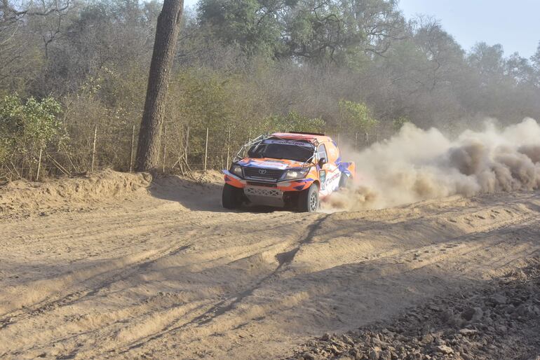 La siempre rendidora e imparable Toyota Hilux #201, de Blas Zapag y Juan José Sánchez, fue la mejor en la categoría T1+.