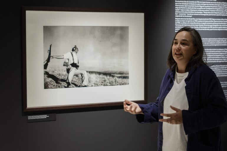 Fotografía de archivo fechada en Valencia el 31 de marzo de 2023 de la presidenta de la agencia Magnum Photos, Cristina de Middel, junto a la mítica foto "Muerte de un miliciano" de Robert Capa. La agencia internacional Magnum Photos, fundada en 1947 por los padres de la fotografía documental, Robert Capa, Henri Cartier-Bresson, David Seymour y George Rodger, ha sido galardonada este miércoles con el Premio Princesa de Asturias de la Concordia 2024.