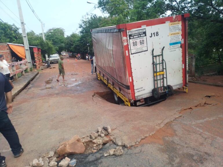 La cabecera del puente ubicado sobre la calle Ypacaraí de Villa Elisa se hundió y un camión de gran porte quedó atrapado.