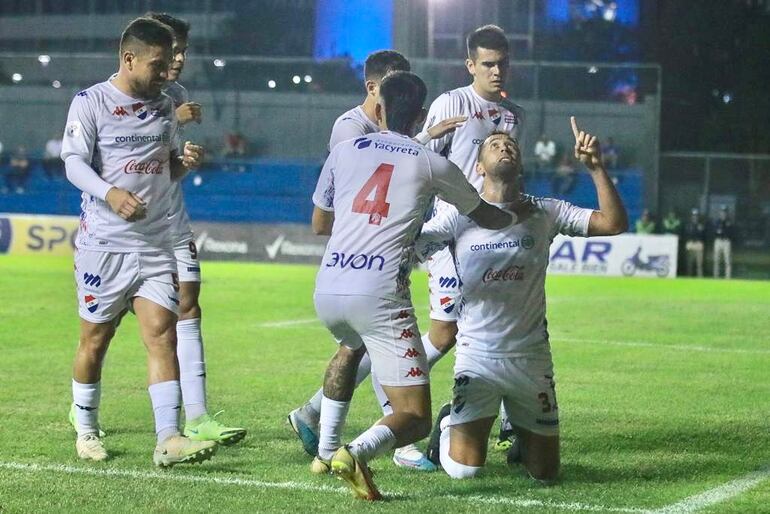 Francisco Báez apunta el cielo para celebrar el primer tanto tricolor. (Foto: APF)