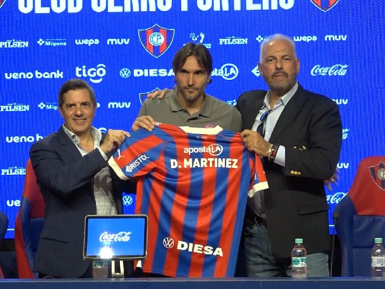 El argentino Diego Martínez (c) en la presentación como nuevo entrenador de Cerro Porteño en la sala de conferencias del estadio La Nueva Olla, en Asunción, Paraguay.