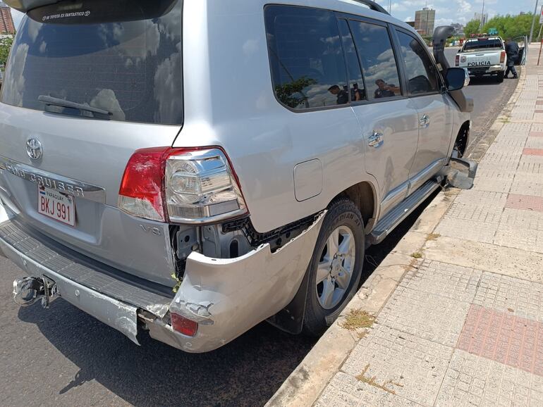 Una camioneta fue baleada este sábado en la ciudad de Asunción y fue a parar a la avenida Costanera.