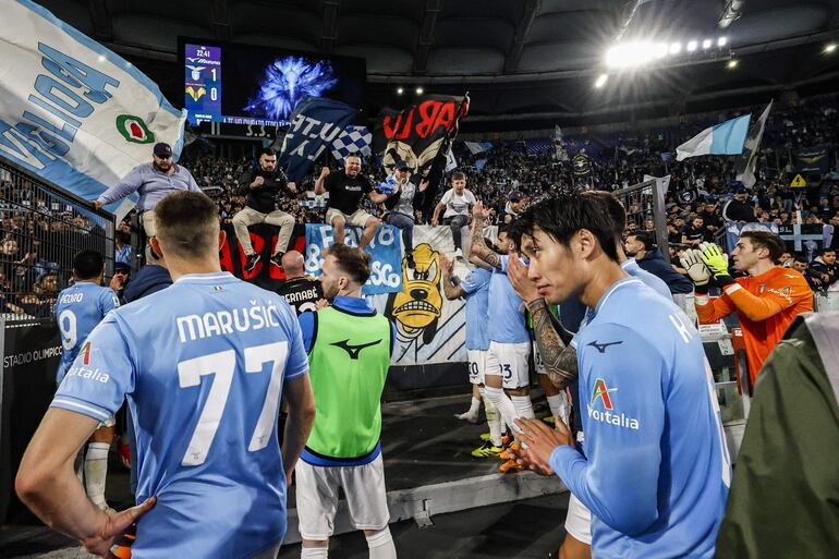 Rome (Italy), 27/04/2024.- Lazio team celebrates with supporters after winning the Italian Serie A soccer match between Lazio and Hellas Verona at the Olimpico stadium in Rome, Italy, 27 April 2024. (Italia, Roma) EFE/EPA/FABIO FRUSTACI
