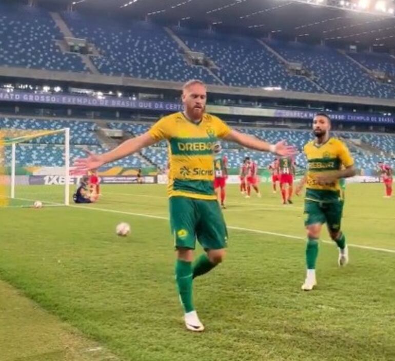 El paraguayo Isidro Pitta, futbolista de Cuiabá, celebra un gol en un partido ante Operario por el Estadual Matogrossense.