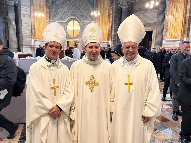 Mons. Amancio Benítez, el nuncio en Paraguay, Vincenzo Turturro, y el cardenal Adalberto Martínez, luego de que recibiera la ordenación como arzobispo en Roma.