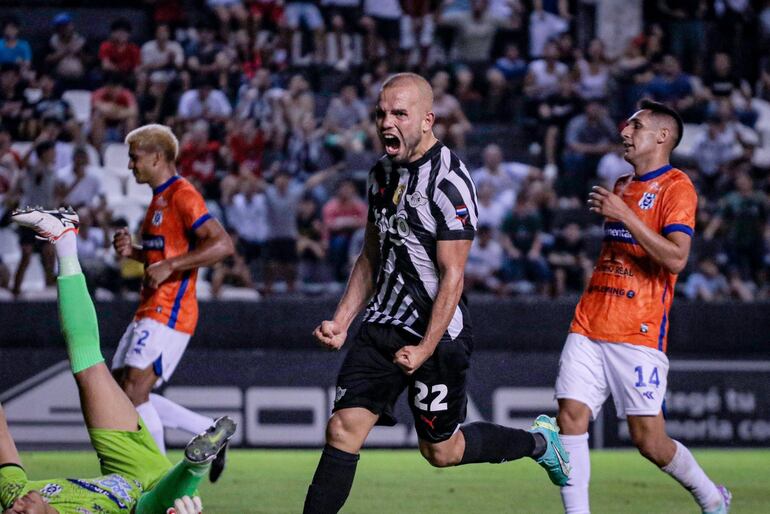 Hugo Martínez (c), futbolista de Libertad, celebra un gol en el partido frente al 2 de Mayo por la cuarta jornada del torneo Apertura 2024 del fútbol paraguayo en el estadio La Huerta, en Asunción.