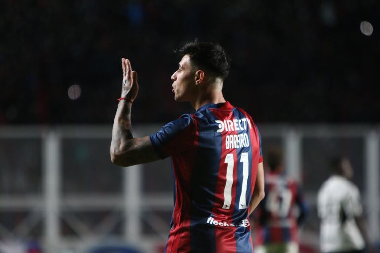 El paraguayo Adam Bareiro, jugador de San Lorenzo de Almagro, festeja uno de los goles en el triunfo sobre Independiente Medellín por la vuelta de los playoffs de la Copa Sudamericana en el estadio Nuevo Gasómetro, en Buenos Aires.