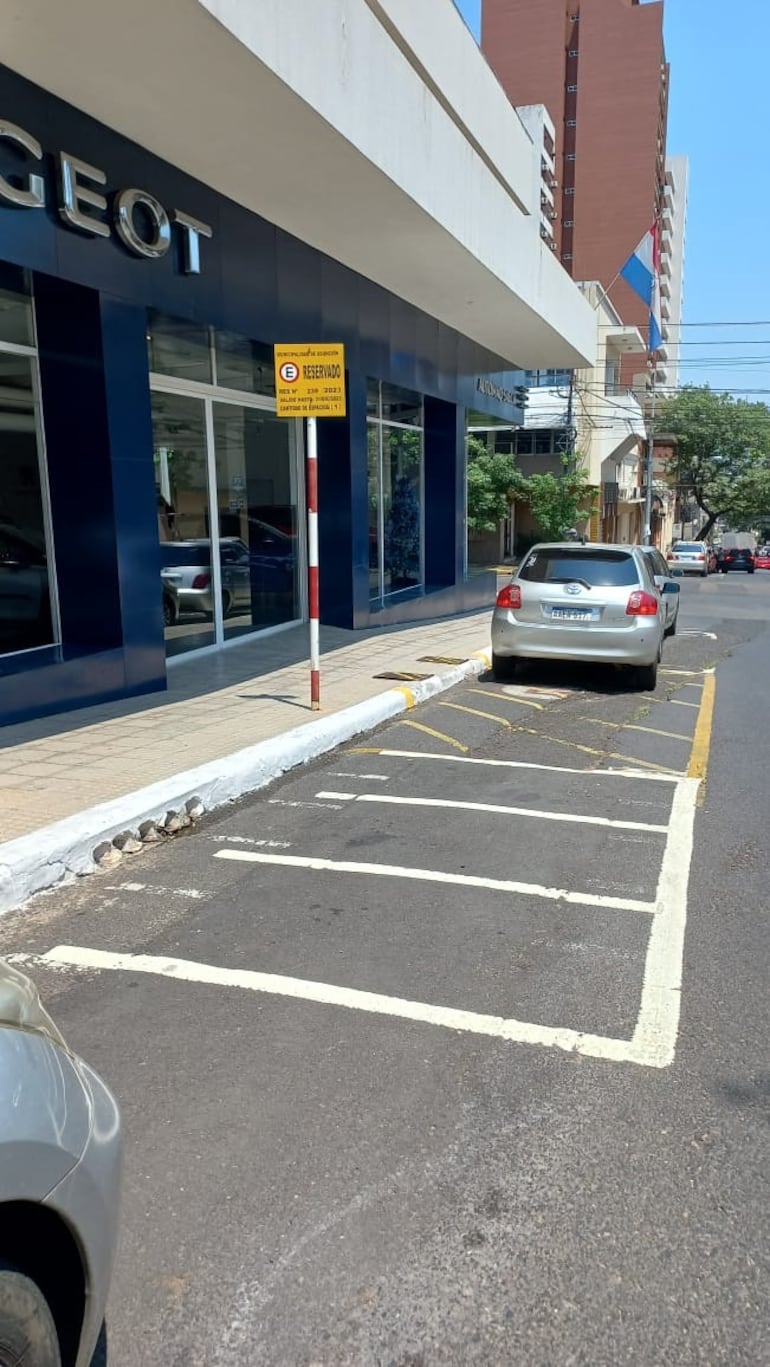 Espacios vacíos para motos en la calle Fulgencio R. Moreno.