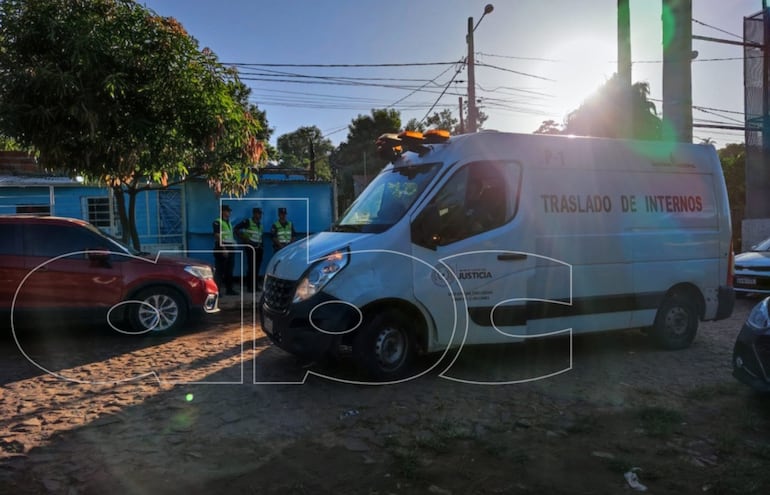 Osvaldo Zaracho permaneció en el vehículo de traslado de internos, que fue estacionado frente al pasillo donde ocurrió el feminicidio, a modo de que pueda observar la diligencia fiscal.