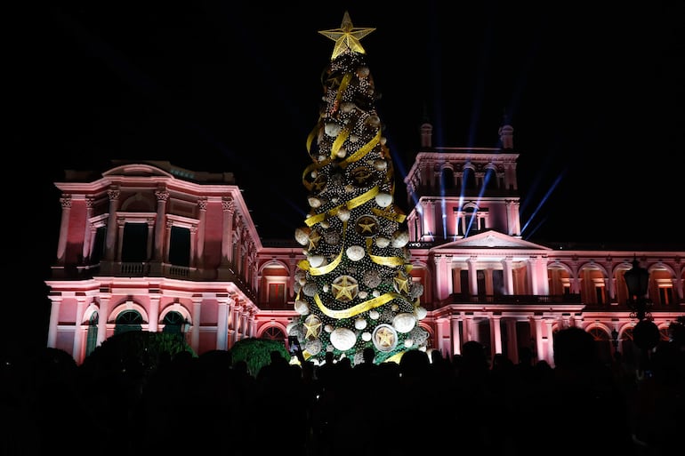 ¿El arbolito que emplazaron frente al Palacio de López es el modelo que Navidad que promocionará Itaipú a través de la CEAMSO? 