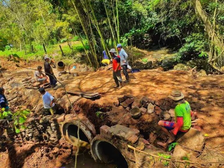 Los pobladores de Cerro León al momento en que construían el puente con los tubos y piedras donados por el intendente. En la Municipalidad figura que por esta obra se pagó un total de 28.300.000.