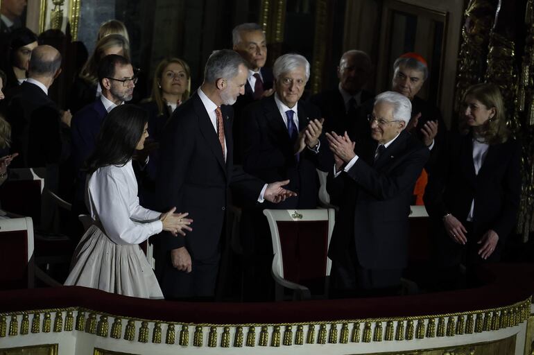 El rey Felipe VI y la reina Letizia junto al presidente de la República Italiana, Sergio Mattarella, durante la ceremonia celebrada en el Teatro San Carlos. (EFE/ Chema Moya)
