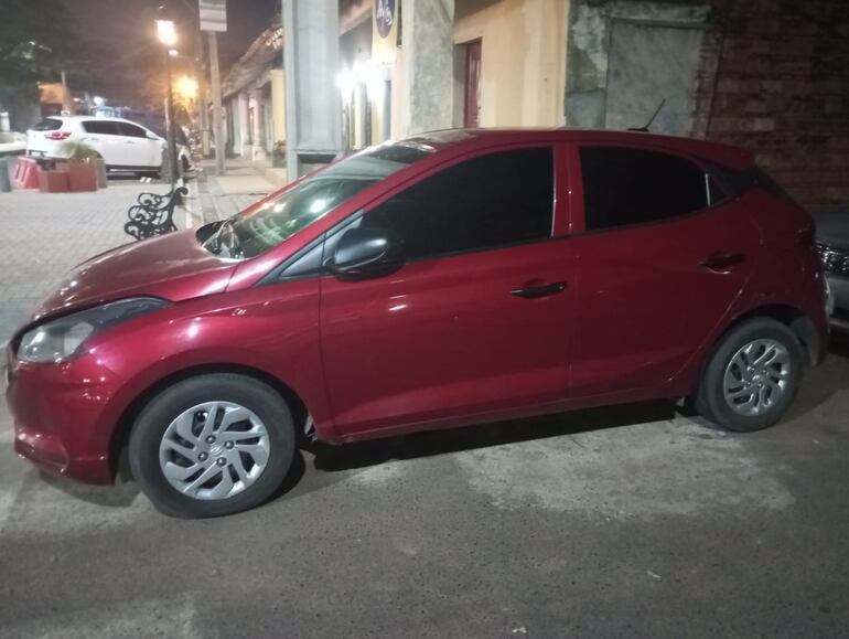 Automóvil hyundai HB20 rojo en la Comisaría 3ra de Luque. El dueño se hizo pasar por un comprador en Facebook y le tendió una celada a la persona que se lo había alquilado.