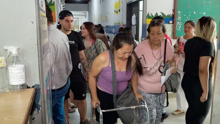 Pacientes deben esperar horas para ser atendidos en el Hospital Gebneral Barrio Obrero. Mientras tanto, un grupo de parlamentarios se pasea en Estados Unidos.