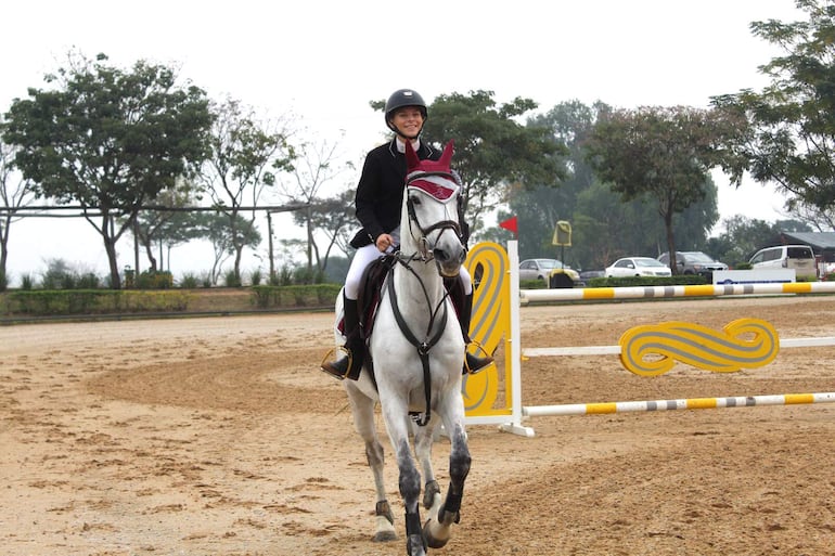 Julia Toews en el galope triunfal tras adjudicarse la categoría 1,10 metro.