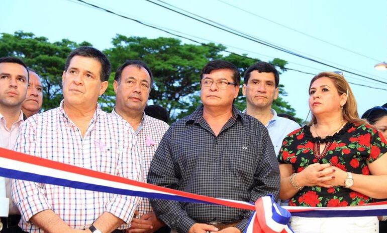 El expresidente Horacio Cartes, el intendente Digno Caballero y la diputada Blanca Vargas.